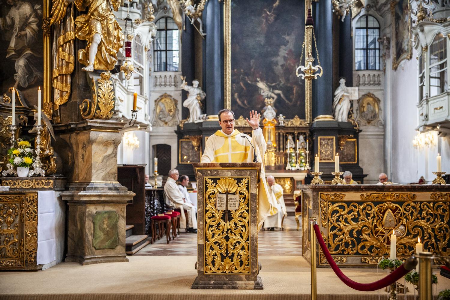 Ein Domkapitular predigt an der Kanzel beim Altar