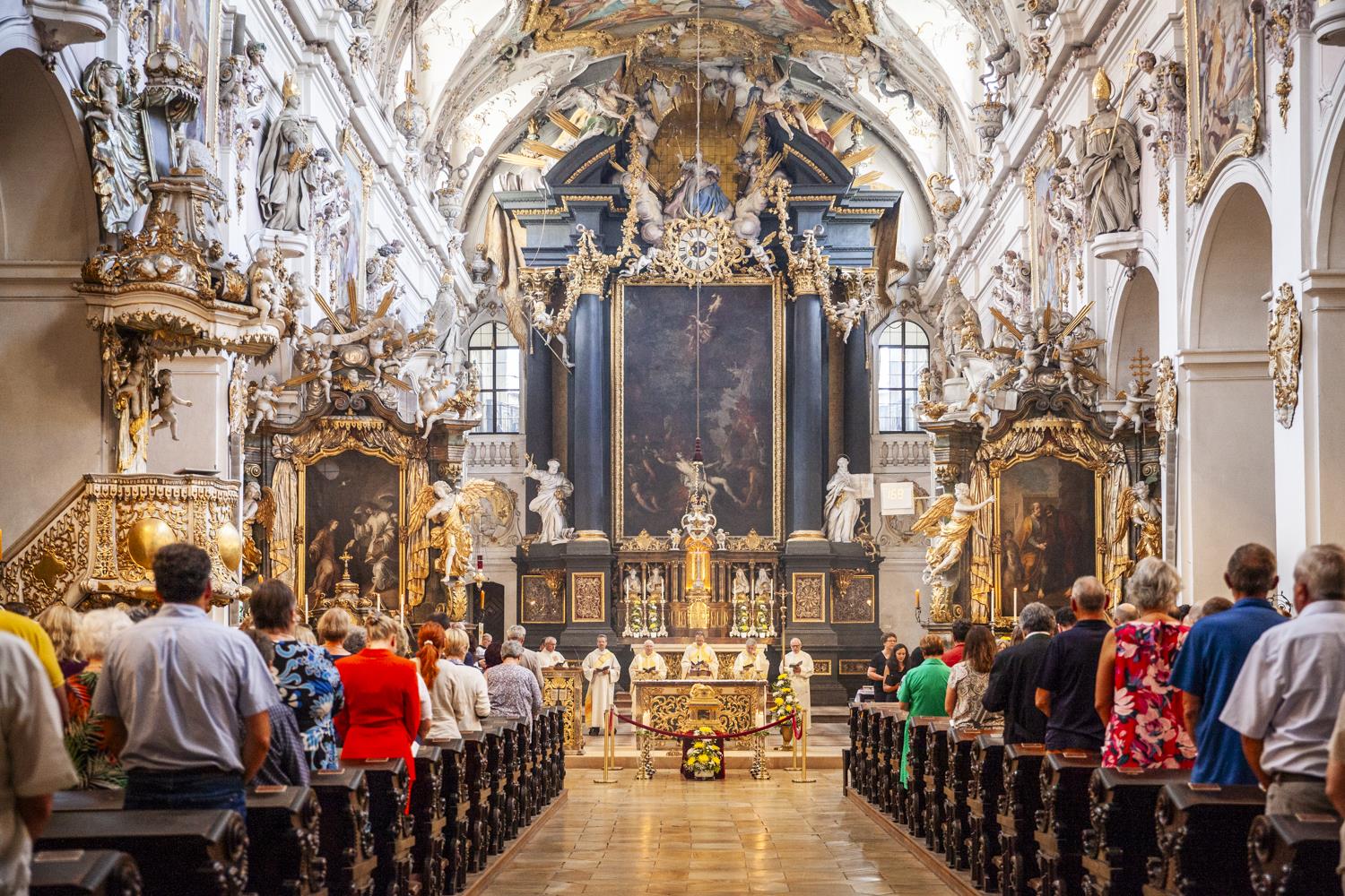Priester in der Kirche St. Emmeram vor vollbesetzten Reihen