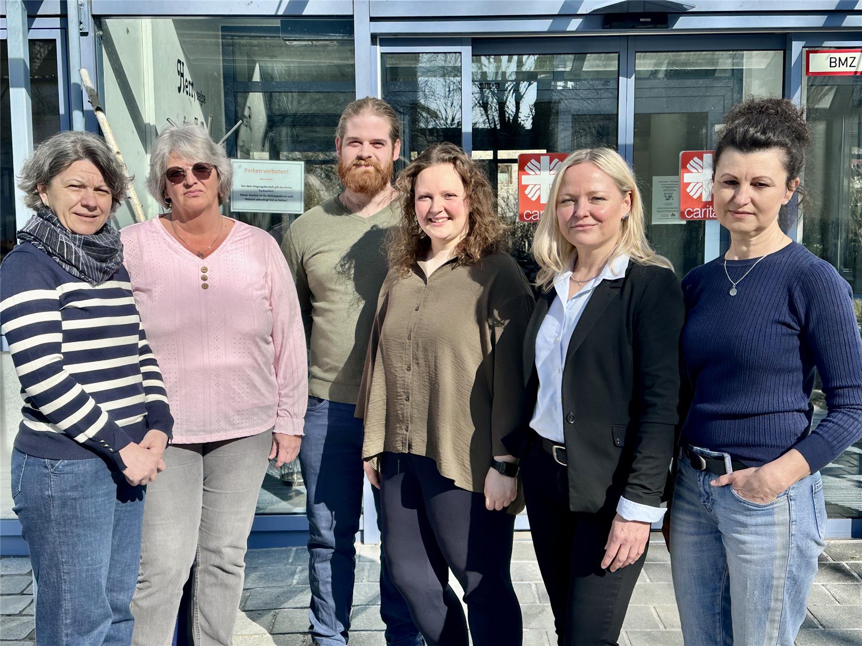 Eine Gruppe Menschen vor einem Caritas Altenheim