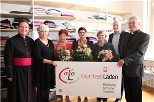 Die drei anwesenden Ehrenamtlichen mit Caritas-Vorsitzendem Dompropst Dr. Wilhelm Gegenfurtner (rechts), Bürgermeister Joachim Wolbergs (2.v.r.), Caritasdirektor Dr. Roland Batz (links) und Anna Maria