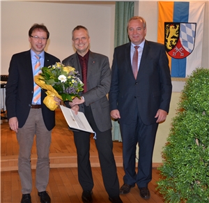 Bezirktagspräsident Franz Löffler (rechts) mit den Projektleitern von „Rock’n Roses“ Bertin Abbenhues von der Katholischen Jugendfürsorge Regensburg und Dr. Robert Seitz vom Diözesan-Caritasverband Re