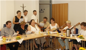 Rund 30 Gäste waren zur kleinen Feier des 25-jährigen Bestehens des Caritas-Singkreises gekommen, darunter Diözesan-Caritasdirektor Dr. Roland Batz (li.), die ehemaligen Gruppenleiter Ulrike Dirschl (