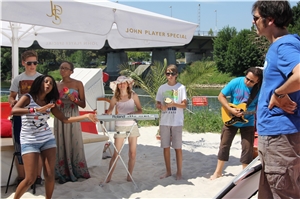 Die Schulfreunde Müller mit Sängerin Tesi (links) in beim Video-Dreh Aktion. 