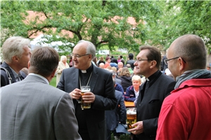 Bischof Rudolf im Gespräch mit Caritas-Mitarbeitern bei der Wolfgangswoche.