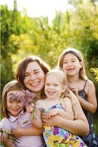 Eine Frau und drei kleine Mädchen