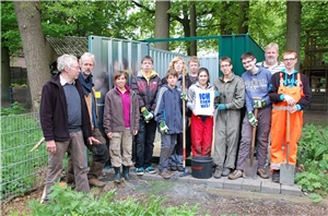 Schüler im Schulgarten