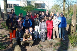 Schulgarten 2 Schüler im Schulgarten