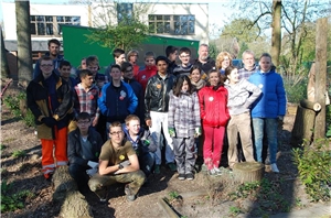 Schüler im Schulgarten