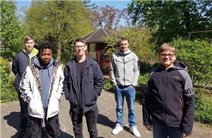 Fünf Schüler im Garten des Jacob-Meyersohn-Hauses