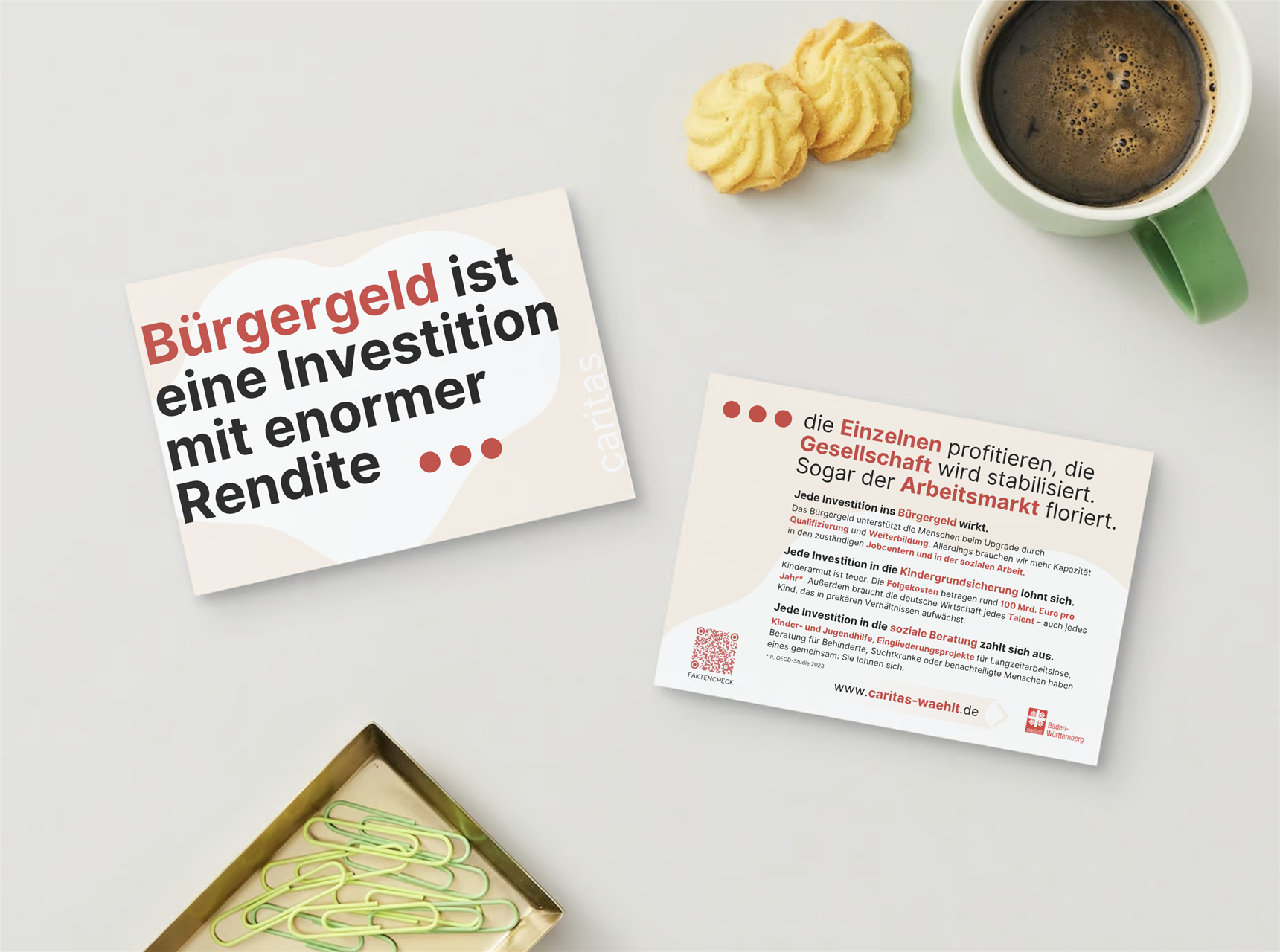 Bürgergeld: Investition mit hoher Rendite. Postkarten, Kaffee, Kekse, Büroklammern.