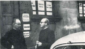 Die zwei Caritasdirektoren Carl Schmidt (1939-1954) und Werner Mühlenbrock (1936-1939) vor dem Gebäude der Caritas in der Ursulinenstraße