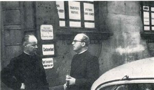 Historisches Bild Die zwei Caritasdirektoren Carl Schmidt (1939-1954) und Werner Mühlenbrock (1936-1939) vor dem Gebäude der Caritas in der Ursulinenstraße