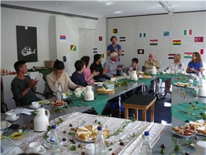 Im Rahmen der Interkulturellen Wochen 2015 trafen sich am Montag, den 28. September  ehrenamtlichen Sprachpaten des Migrationsdienstes mit ihren Schützlingen im Haus der Caritas. Bei Kaffee und Kuchen