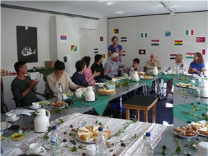 Café International Im Rahmen der Interkulturellen Wochen 2015 trafen sich am Montag, den 28. September ehrenamtlichen Sprachpaten des Migrationsdienstes mit ihren Schützlingen im Haus der Caritas. Bei Kaffee und Kuchen