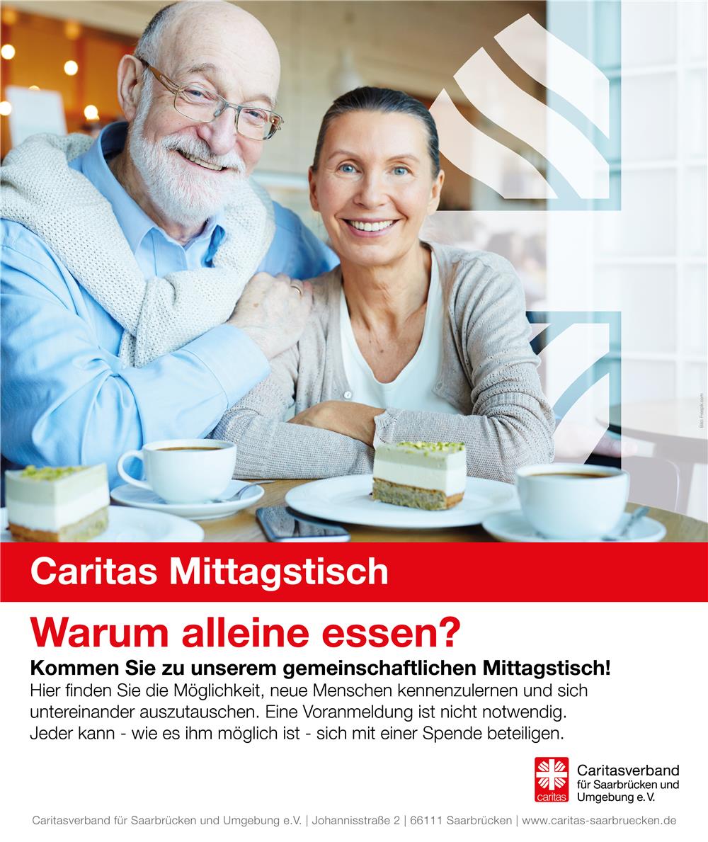  Älteres Paar an einem Tisch lächelt in die Kamera. Darunter befinden sich allgemeine Informationen zu den MIttagstischen der Caritas