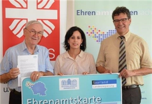 Ehrenamtskarte überreicht Regionalverbandsdirektor Peter Gillo hat jetzt die 100. Ehrenamtskarte im Regionalverband an Willi Dittgen aus Riegelsberg überreicht.