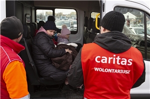 Helfer der Caritas empfangen Geflüchtete