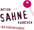 Logo Aktion Sahnehäubchen Schrift Aktion Sahnehäubchen mit einem Tortenstück hinterlegt, garniert mit einer Sahnehaube und Kirsche