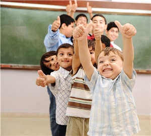 Super Laune Daumen hoch Kinder Fröhliche Kinder im Klassenzimmer, die ihre Daumen hochstrecken
