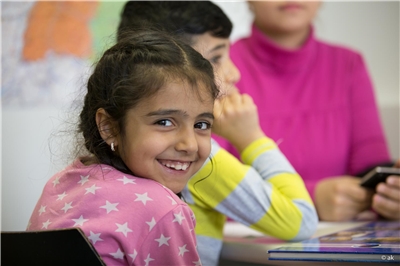 Neunjähriges Mädchen aus Syrien lächelt in die Kamera