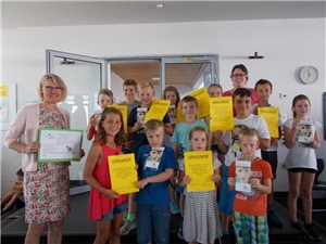 Spendenübergabe Gemeinschaftsschule Schopfloch Grundschüler zeigen ihre Zertifikate und übrgeben Spende an Caritas