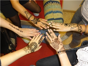 Die Hände von fünf jungen Frauen, die mit Henna in orientalischen Mustern bemalt sind