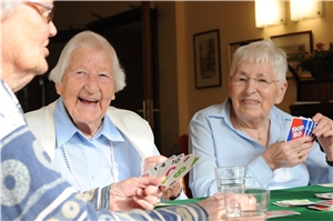 Seniorinnen am Tisch Seniorinnen am Tisch