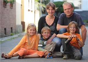 Familie mit drei Kindern Familie mit drei Kindern
