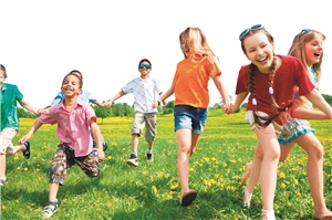 Spielende Kinder Spielende Kinder Hand in Hand auf einer Wiese