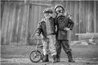 2 Kinder in Piloten-Uniformen mit Fahrrad