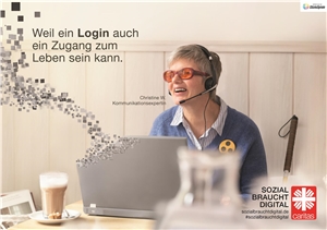 Kampagne 2019 Kommunikationsexpertin quer Eine Frau mit Sonnenbrille sitzt an einem Tisch und schaut au einen Laptop