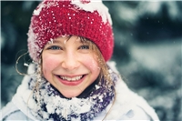 Weihnachtswünsche Mädchengesicht mit Mütze und Eis im Haar