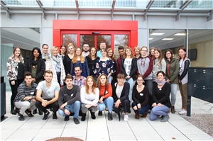 Die BFDler beim Gruppenbild vor dem Haupteingang der Caritas-Zentrale. Die BFDler beim Gruppenbild vor dem Haupteingang der Caritas-Zentrale.