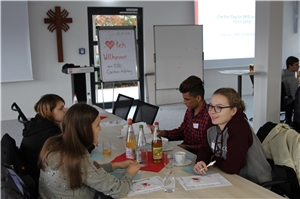Vier BFDler am Tisch im großen Saal zu Beginn des Infotags. Vier BFDler am Tisch im großen Saal zu Beginn des Infotags.