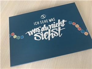 Ich sehe was was du nicht siehst Dunkelblaue Schachtel mit Aufschrift "Ich sehe was was du nicht siehst"