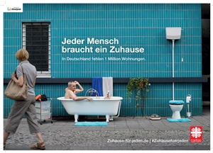 Das Plakat für die Caritas-Kampagne zeigt eine Badewanne, die auf der Straße steht, in der ein Mann sitzt und seinen Rücken abbürstet. Das Plakat für die Caritas-Kampagne zeigt eine Badewanne, die auf der Straße steht, in der ein Mann sitzt und seinen Rücken abbürstet.