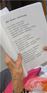 Behütende Abteilung Lieder in großen Buchstaben sind die Liedertexte abgedruckt