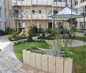 Im Garten im Innenhof plätschert beruhigend Wasser einen Steinturm herab. Pavillon und Bänke laden zum Verweilen und Ausruhen ein.