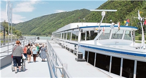 An der Anlegestellte wartete die MS Stadt Linz auf die Sonnenzugteilnehmer An der Anlegestelle wartete die MS Stadt Linz auf die Sonnenzugteilnehmer
