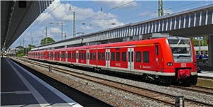 S-Bahn in Bahnhof