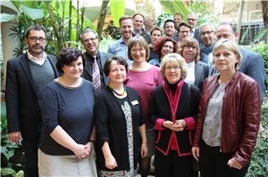 Gruppenfoto der Bewohner- und Mitarbeiterseelsorge mit dem Caritas Vorstand Uwe Hardt