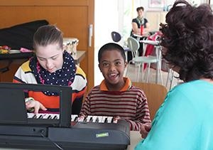 Musikschule Kind am Keyboard