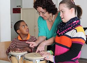 Musikschule2 Lehrerin mit Musikschülern