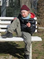 Kindergästehaus Kurzzeitunterbingung Junge auf Bank