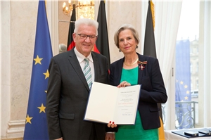 Bundesverdienstkreuz Uebergabe Winfried Kretschmann mit Dr. Barbara-Sabine von der Heydt-von Kalckreuth, die mit dem Bundesverdienstkreuz geehrt wurde.