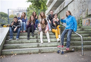 yc Carefactory Junge Menschen auf einer Treppe