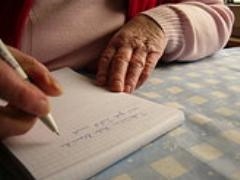 Alte Frau schreibt Alte Frau schreibt