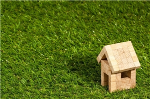 Haus Kleines Haus aus Holz auf grüner Wiese