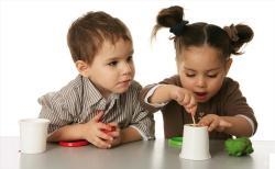 Bildung Kitas Kinder beim Experiment