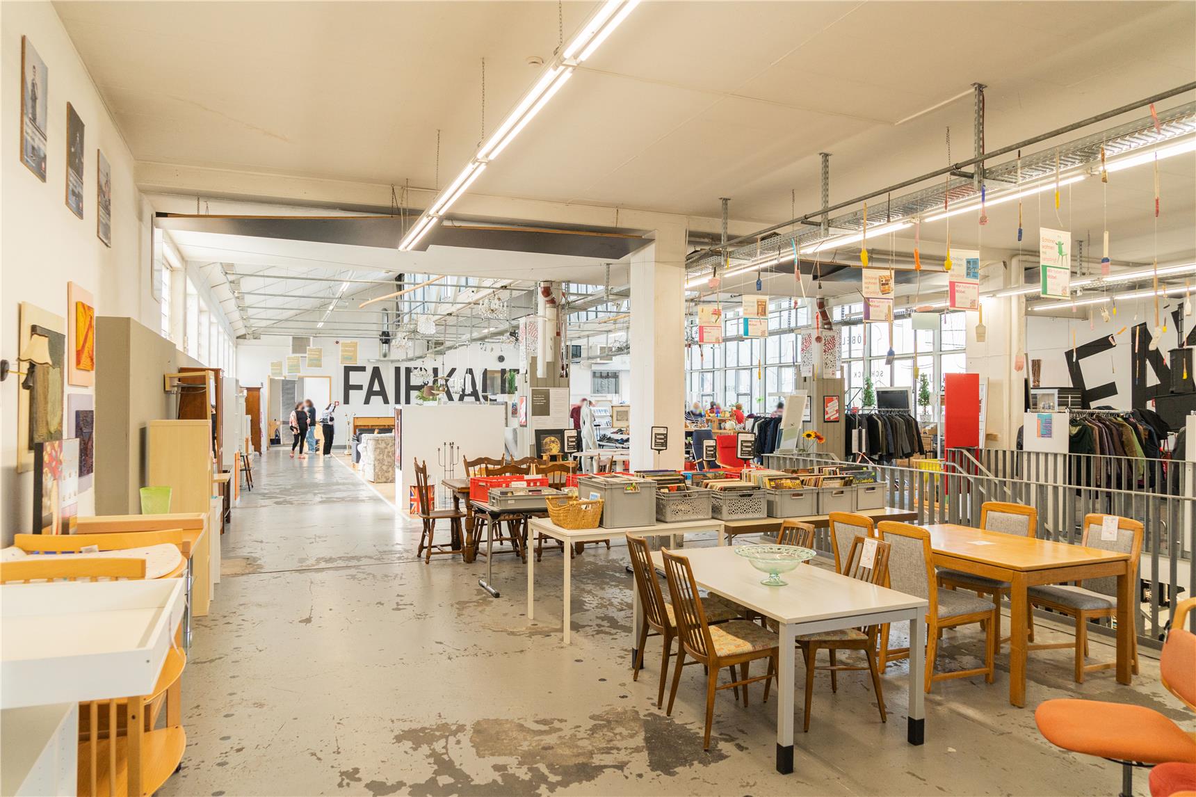 Großer Raum im FAIRKAUF voller Möbel